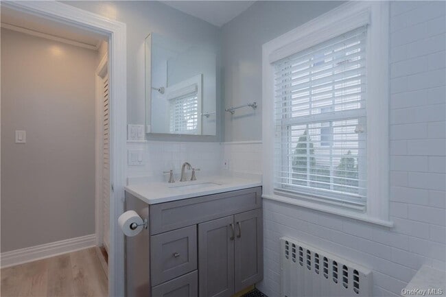 Building Photo - 11 Oak Ave