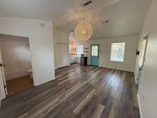 Building Photo - Pensacola - East Hill / Downtown - 4 bedro...
