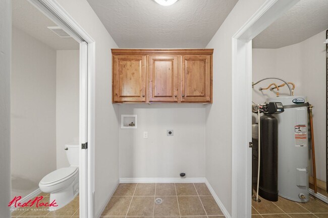Building Photo - 2422 S River Rd