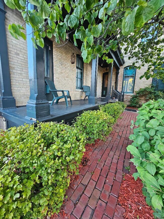 Building Photo - 936 Main St