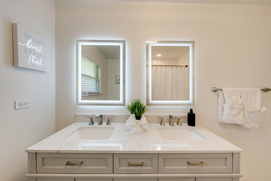 Building Photo - 811 N River Rd