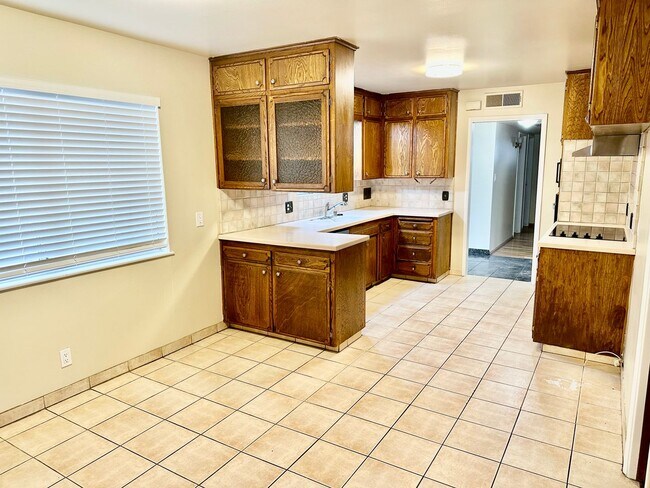 Building Photo - Spacious North Fresno 4/3 with Pool