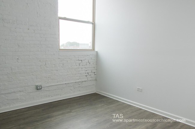 Building Photo - 932 W Dakin St