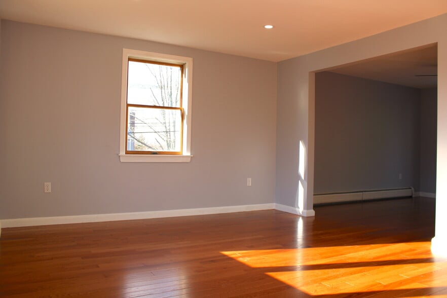 Building Photo - 2 Clark St