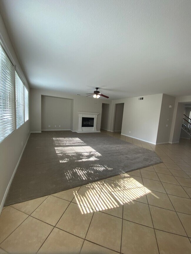 Building Photo - Beautiful 5 Bedroom Home in Murrieta Available!