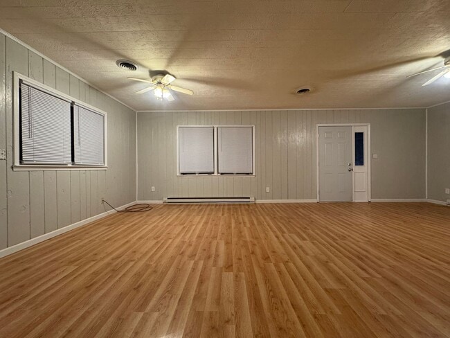 Building Photo - House For Rent