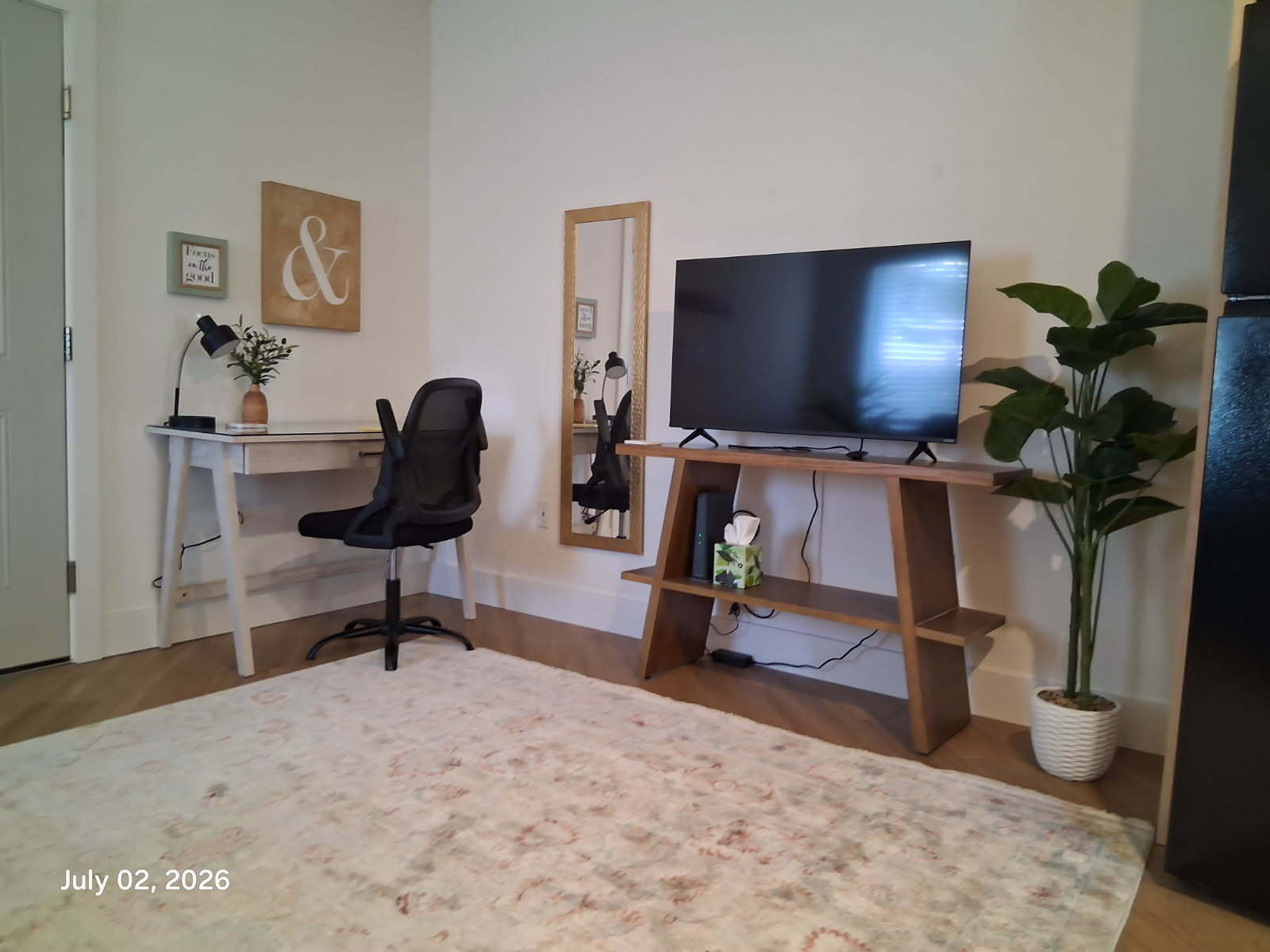 Work area + smart TV - 517 18th St