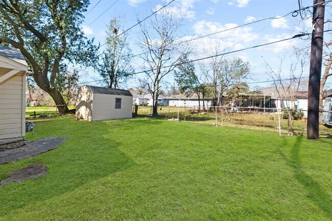 Building Photo - 5511 Shamrock St