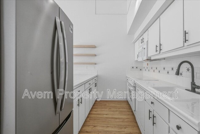 Building Photo - 4 Touchstone Dr