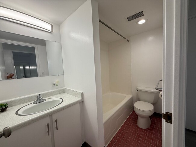 Building Photo - Newly Renovated 2 Bedrooms, 2 Full Baths w...