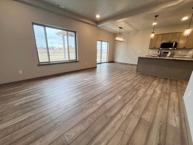 Building Photo - Spacious 2 Bed/2 Bath House with 3 Car Garage!