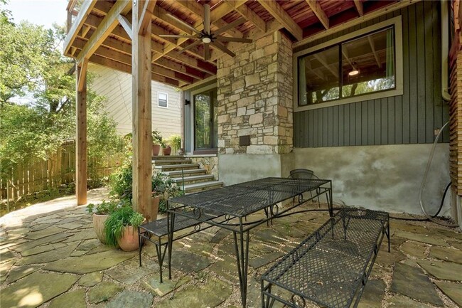 Building Photo - 2303 Doral Dr