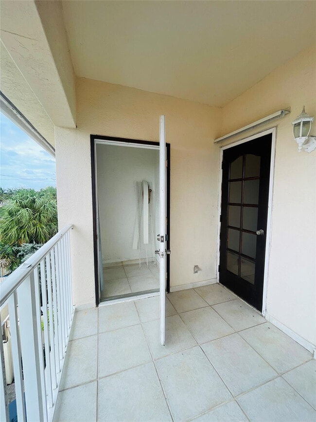 Building Photo - 2605 Bay Dr