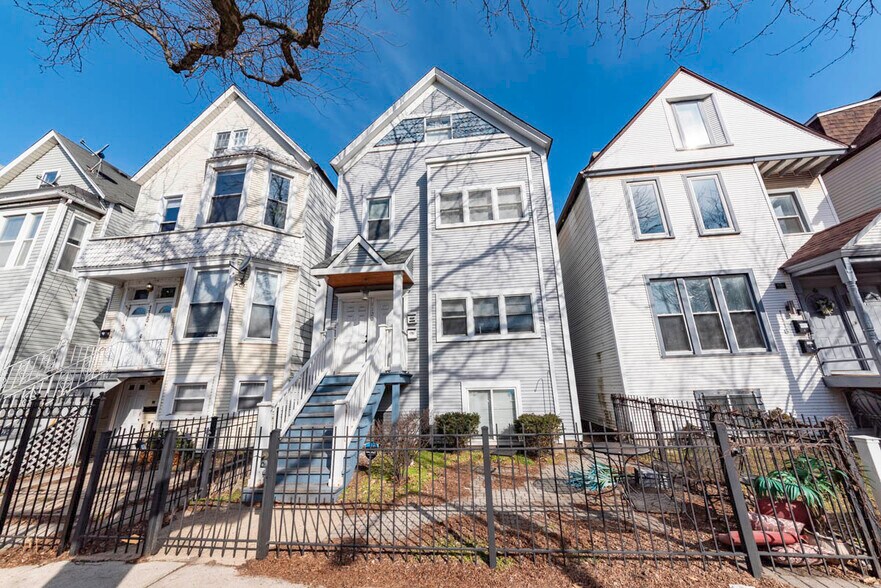 Primary Photo - 1120 W Roscoe St