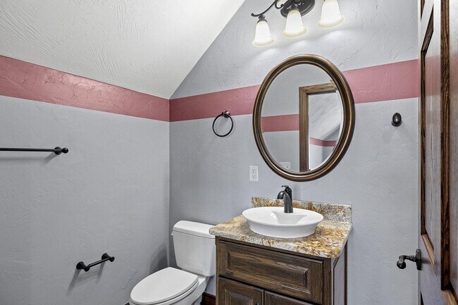 Building Photo - 5 Bedroom Dream Home!