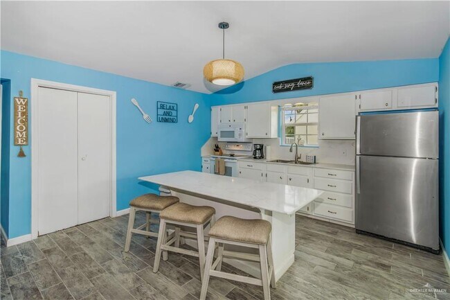 Building Photo - 18 W Hibiscus St