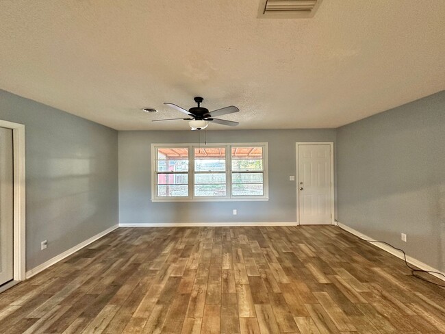 Building Photo - Charming 3-Bedroom Home in FWB!