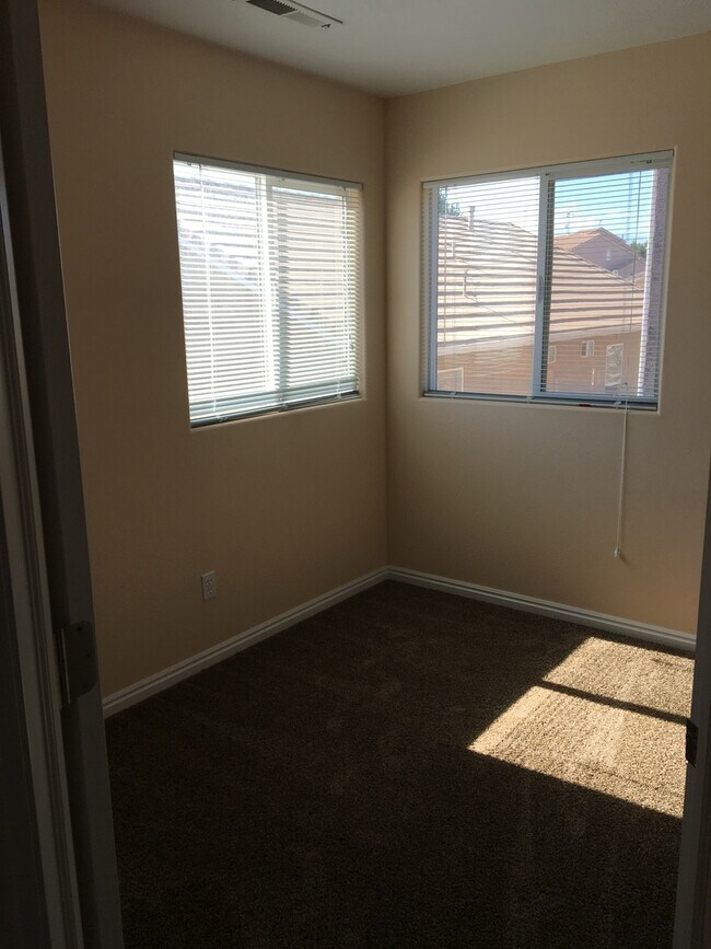 Building Photo - Nice Home in Quiet Community