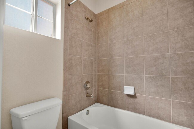 Building Photo - Adorable 3 bedroom 2.5 bath condo in Easts...