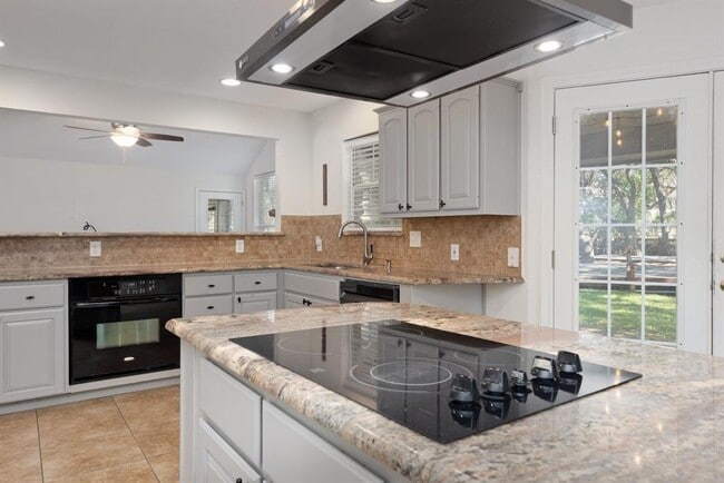 Building Photo - 810 Meadow Oaks Dr