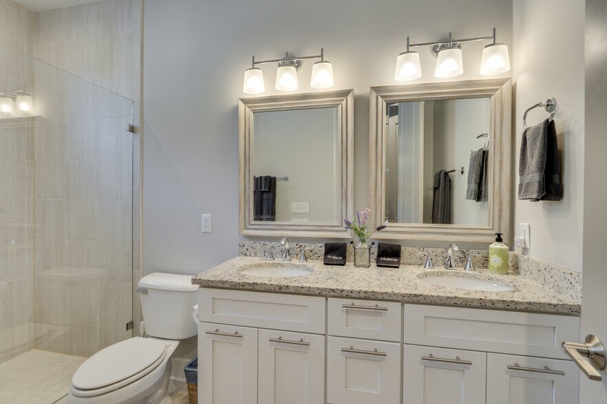 Master EnSuite Bathroom with double Vanity - 1922 14th Ave N