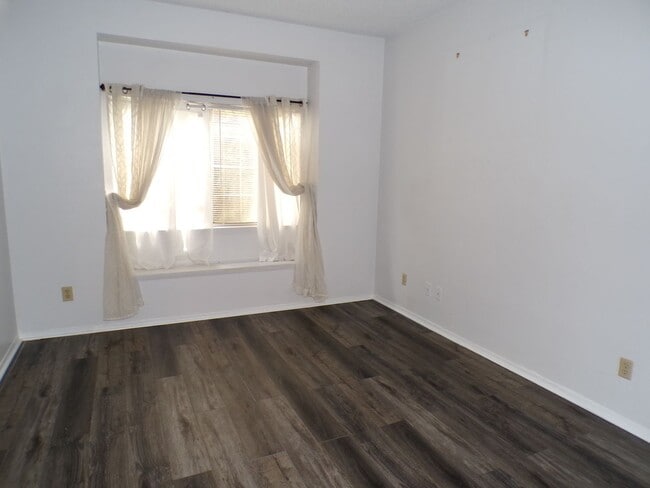 Building Photo - Charming 1 Bed, 1 Bath Main-Floor Condo in...