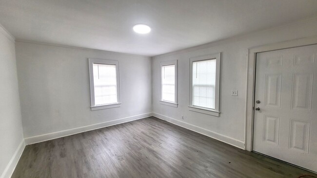 Building Photo - One Bedroom Duplex in Sumter SC!  Two Week...