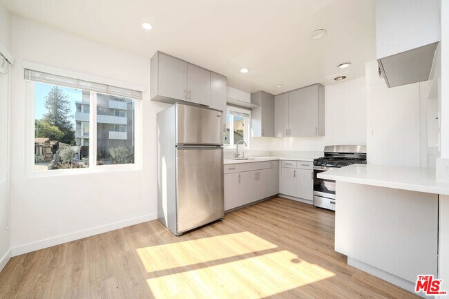 Building Photo - 332 S Wilton Pl