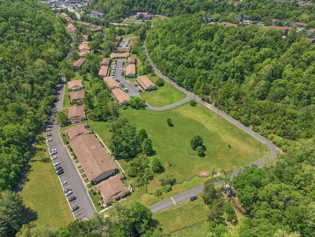 Building Photo - Discover the most affordable home in Belle Forest, located in Nashville's highly coveted 37221 zi...