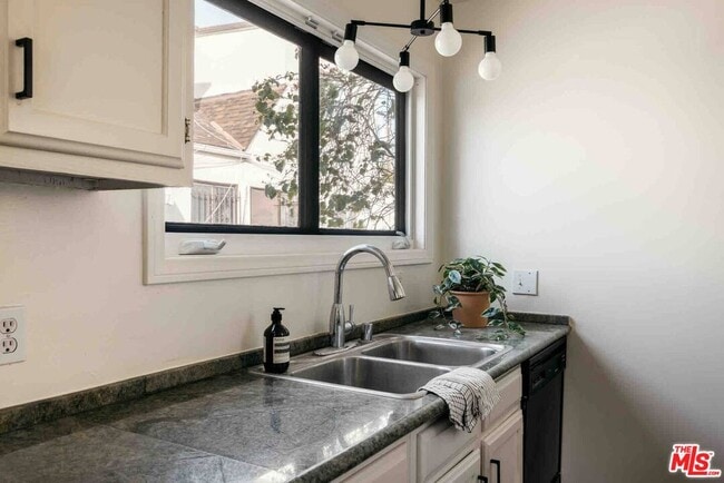 Building Photo - 428 N Alta Vista Blvd