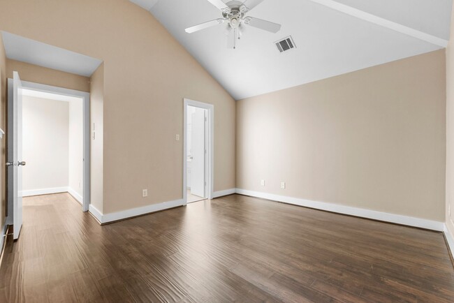 Building Photo - Gated 2BR Townhome Just Minutes from the T...