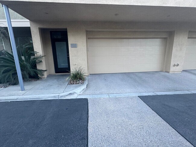 Building Photo - 810 E Palm Canyon Dr