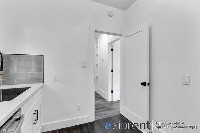 Building Photo - 2 br, 1 bath Triplex - 3827 West St, Oakla...