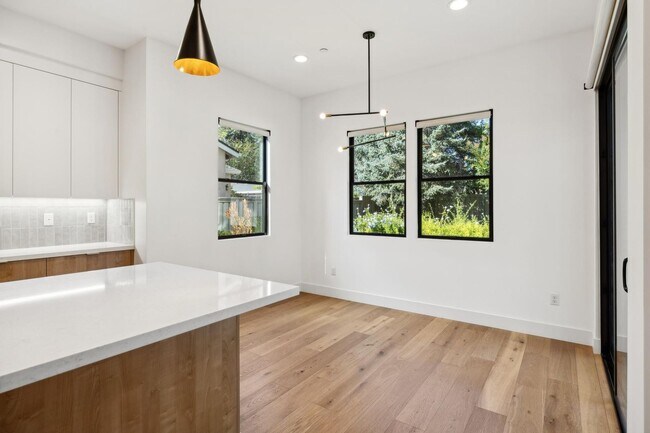 Building Photo - Luxurious Modern Single Family Home in West Menlo Park Available Now!