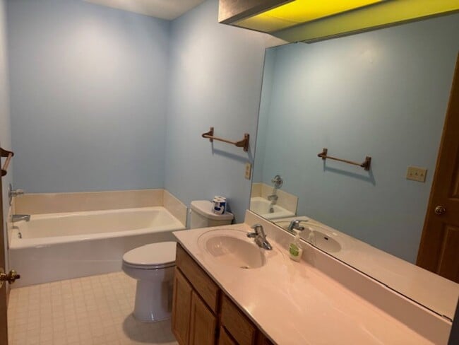 Building Photo - End Unit 2 Bed, 2 Full Bath, 2 Car Garage with Loft and Vaulted Ceilings