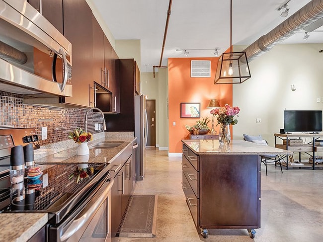 Building Photo - 831 S Flores St