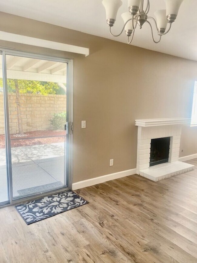 Building Photo - Spacious home/townhome in wonderful neighb...