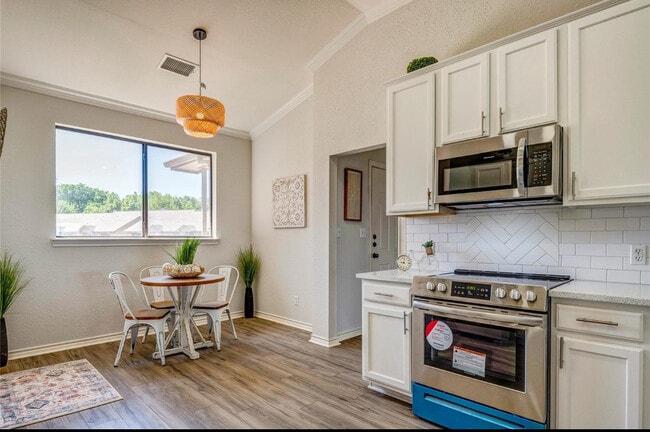 Building Photo - 1916 Signal Ridge Pl