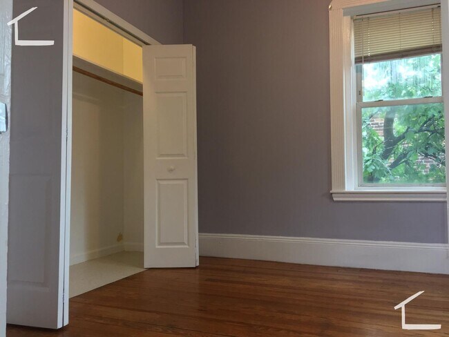 Building Photo - Don't miss out on this 3 bed 1 bath