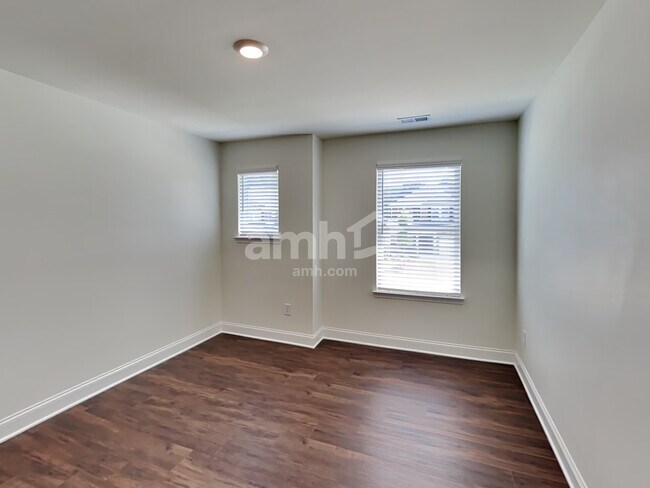 Building Photo - 738 Carnaby Ln