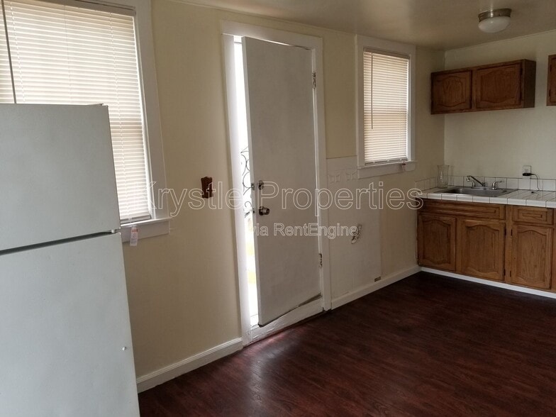 Building Photo - 505 Hichborn St