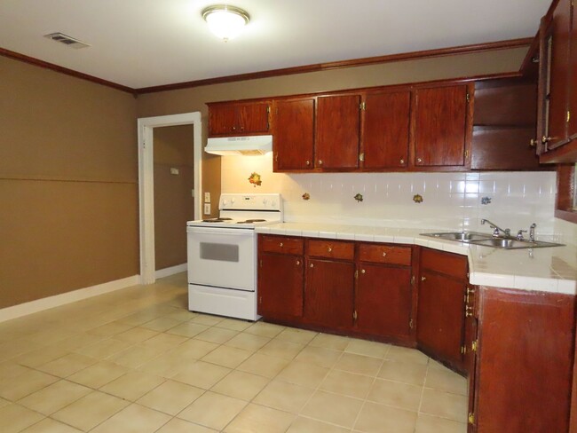 Building Photo - Quaint West Side  3 bedroom 2 Bath Home!