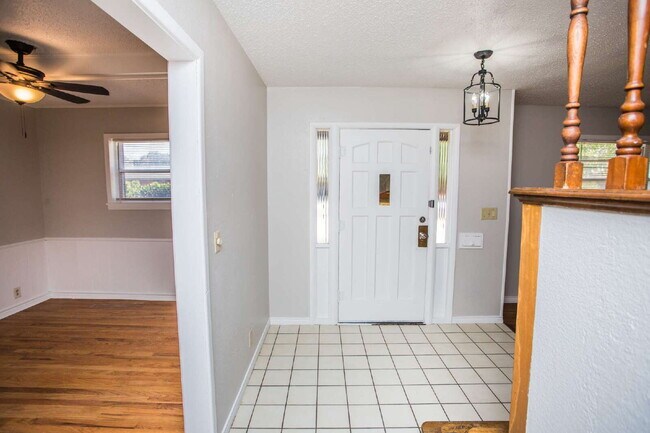 Building Photo - "Spacious 5-Bed Oasis with Granite Elegance & Hardwood Charm in Lubbock!"
