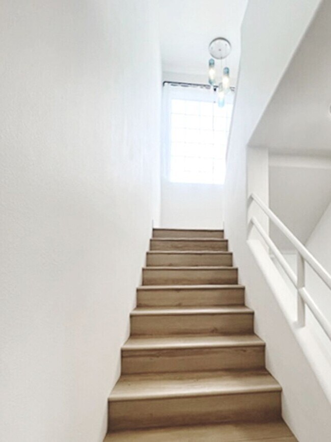 Building Photo - 4 bed 2.5 Plus bonus room in Redondo Beach.