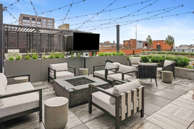 Building Photo - 666 N May St