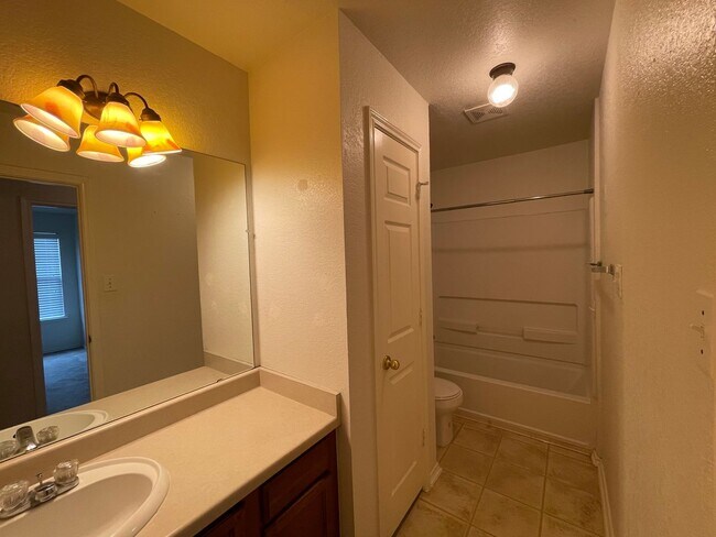 Building Photo - LOTS OF SQUARE FOOTAGE IN THIS 4 BEDROOM H...