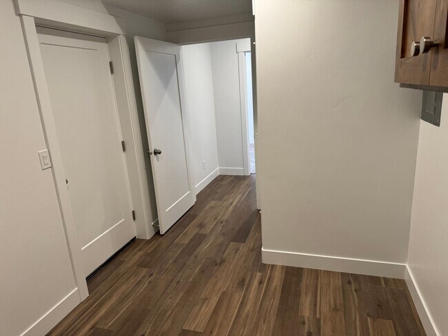Building Photo - 3 Bedroom 2 Bathroom -Basement Apartment-Saddlebrook Dr. Santaquin