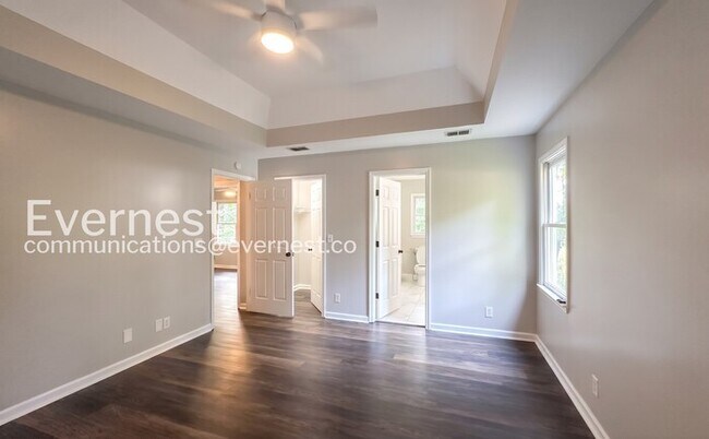 Building Photo - 3 Bed/2.5 Bath Home with Off-Street Parking / Pet-Friendly / Available Now!