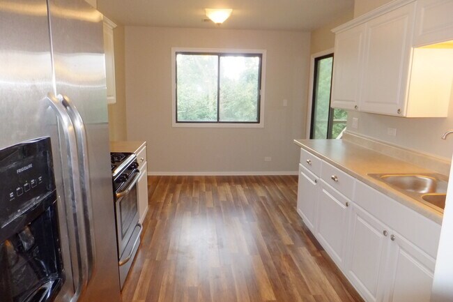 Building Photo - 905 Knottingham Dr