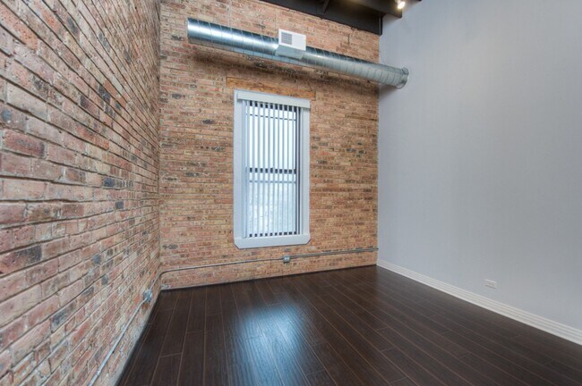 Building Photo - Spacious 4 Bed 3 Bath located in the North Center area